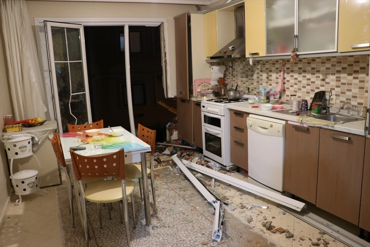 Çekmeköy'de kopan çatının parçaları farklı bir binadaki daireye girdi